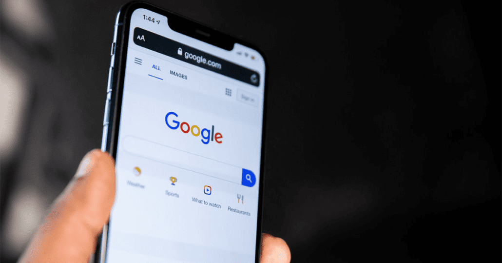 Telefon med Google sin søkemotor på skjermen