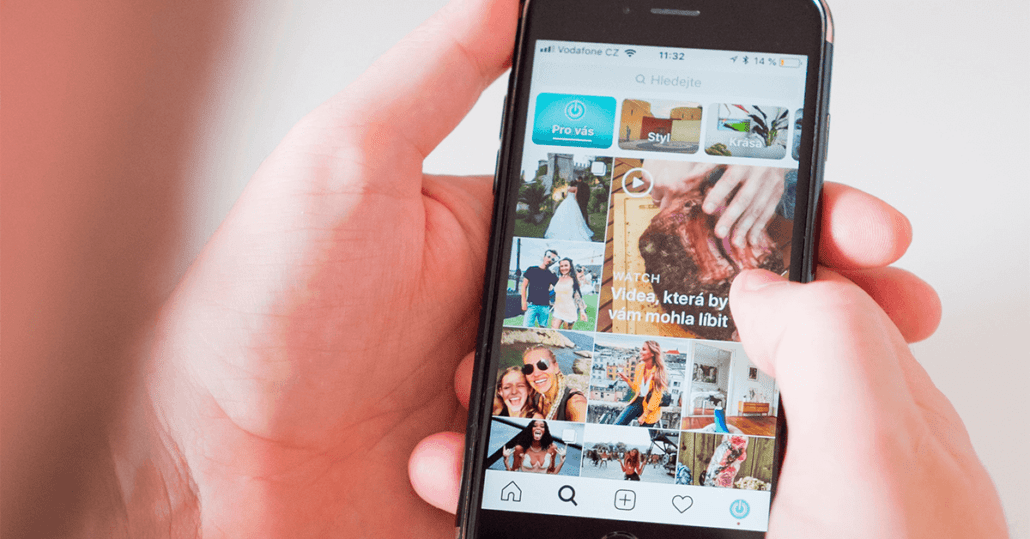 Iphone som viser instagram i hånd