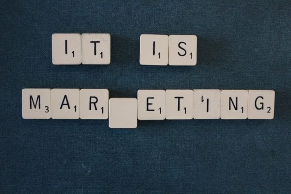scrabblebrikker som staver teksten "it is marketing" for å illustrere synlighet