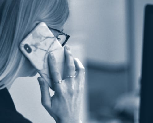 Ansatt snakker i telefon