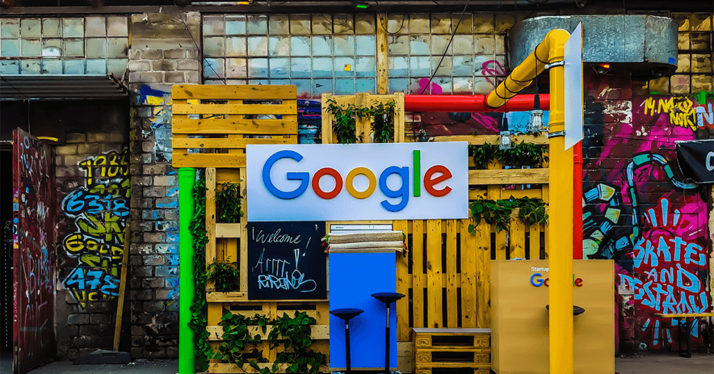 Fargerik stand med google logo