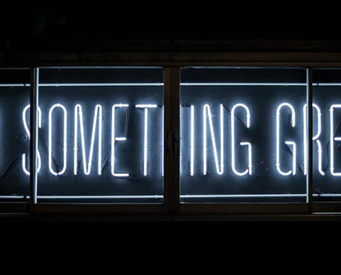 Neonskilt med teksten "Do something great"