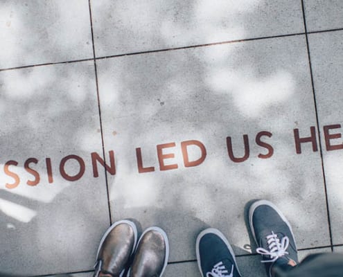 "Passion led us here" skrevet på fortauet