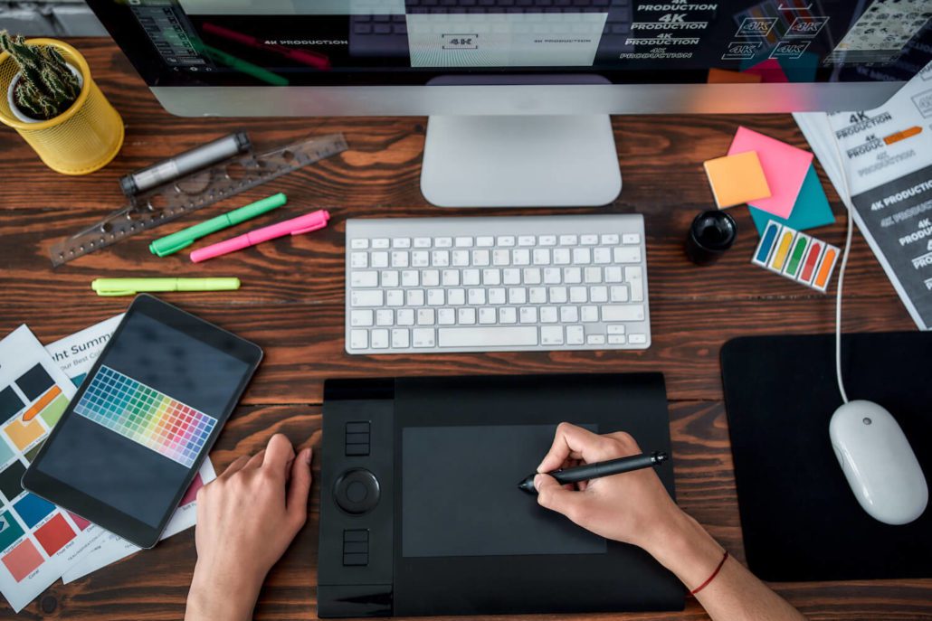 Grafisk design hos Markedssjefene, person jobber på tegnebrett