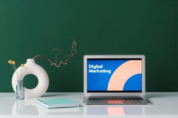 Laptop som viser Digital Markedsføring på skjermen