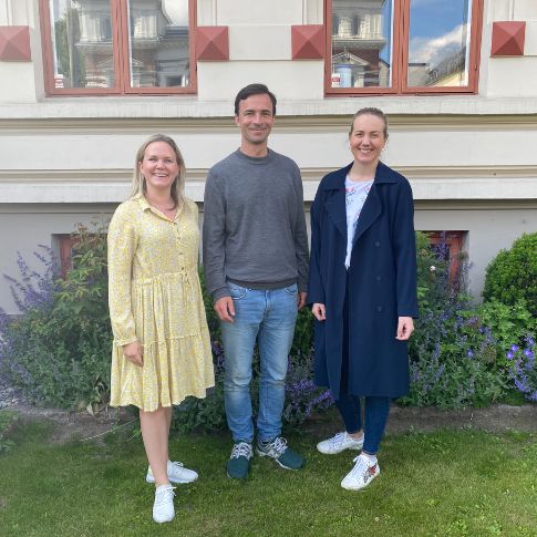 Trine Visdal og Trine Kolbjørnsen sammen med Eskil Paus fra Både Og