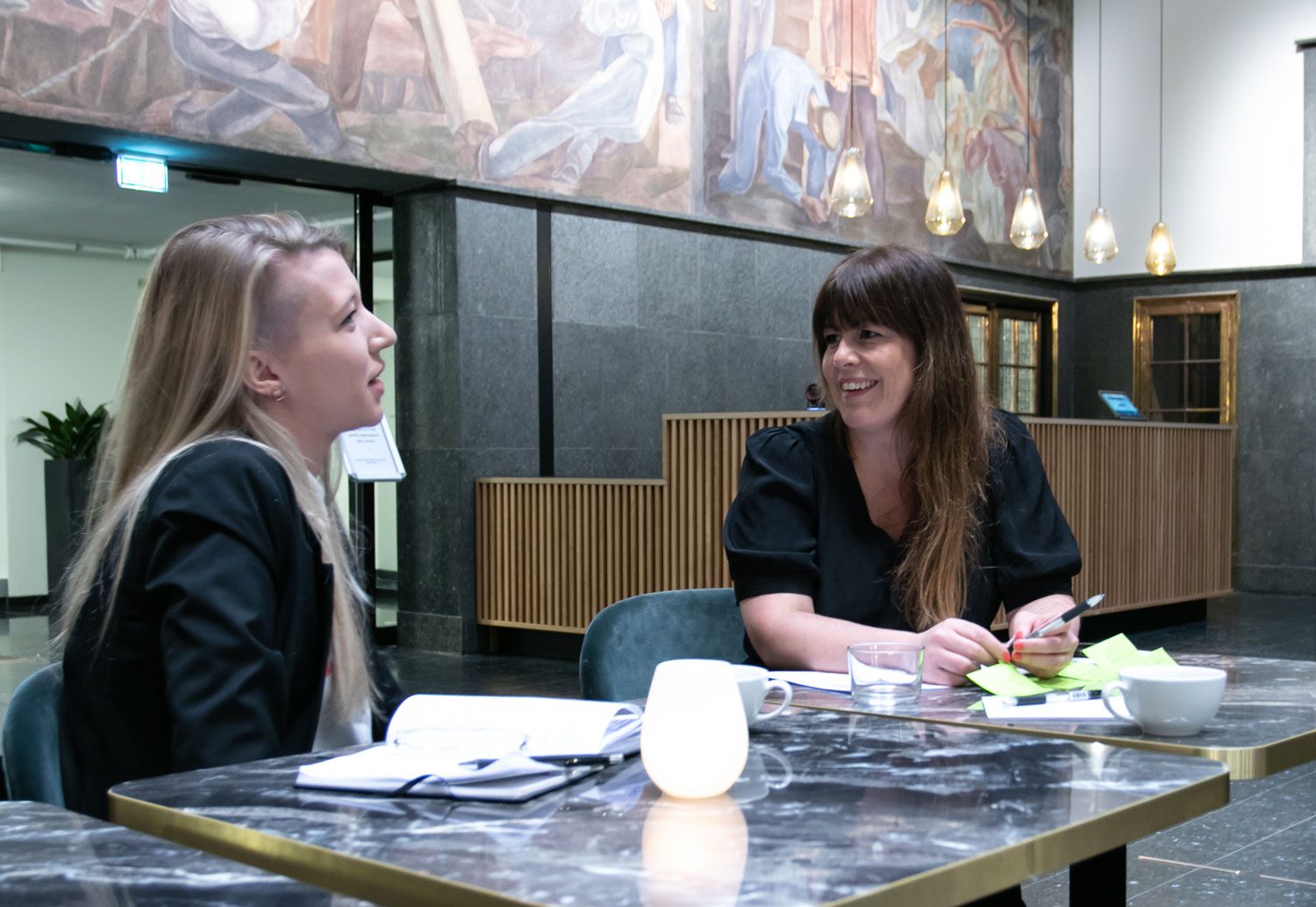 Bilde av to markedsførere som har kurs