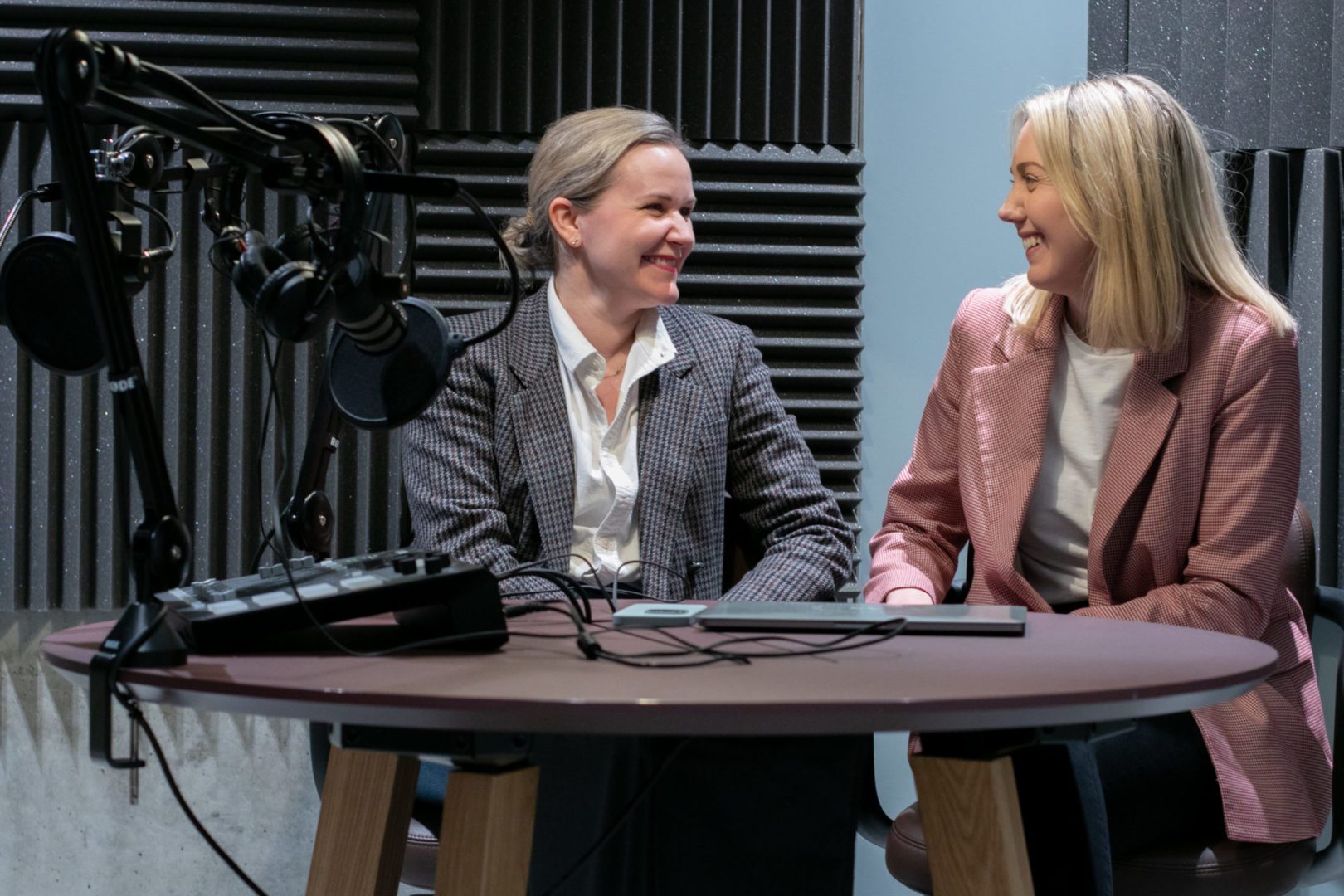 Trine Kolbjørnsen og Trine Visdal i podcasten Markedslønsj